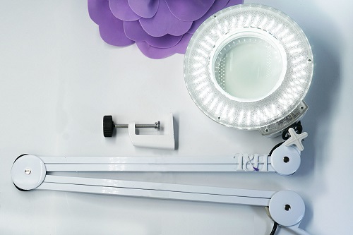 Лампа-лупа  На СТРУБЦИНЕ 5-ти крат LED K-5 (с крышкой) 120 диода  T&H 93389